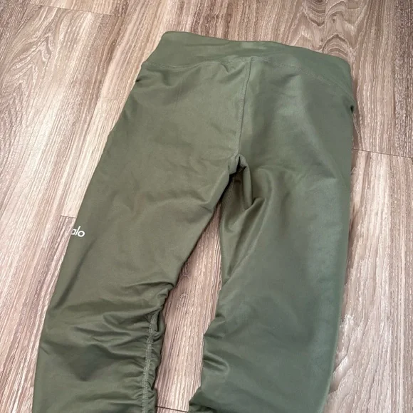 ALO YOGA IDOL LEGGING Color: Jungle Glossy: light green - Picture 6 of 13